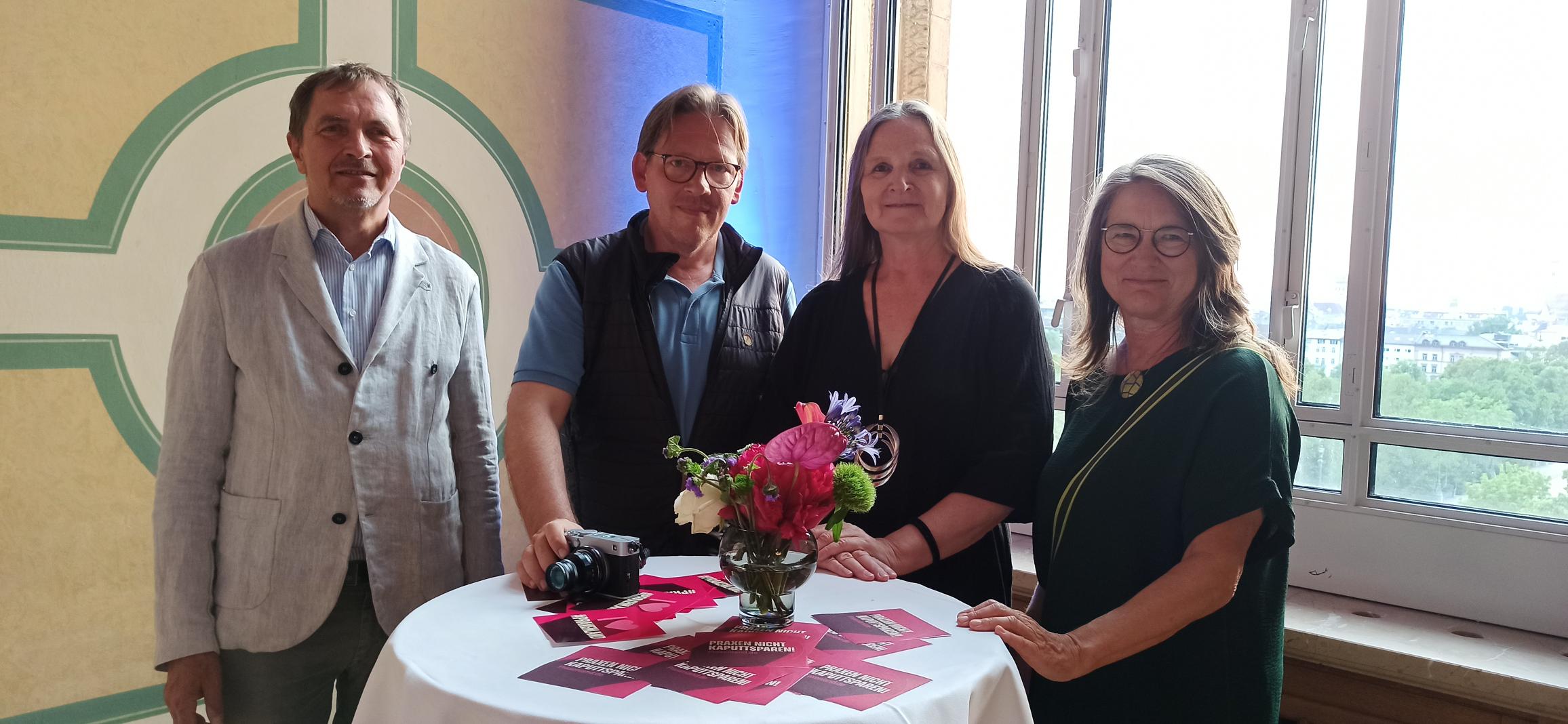 Auf dem Foto v.l.n.r. Dr. Peter Wollenschläger und Dr. Andreas Kramer, bvvp Bayern, Irena Težak und Theresa Keidel, Geschäftsführung Seko Bayern 